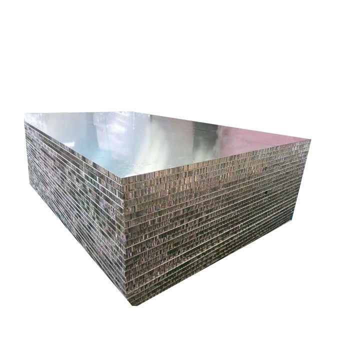 L'âme en nid d'abeilles de la longueur 4000mm a perforé les feuilles en aluminium de plafond de panneaux de plafond