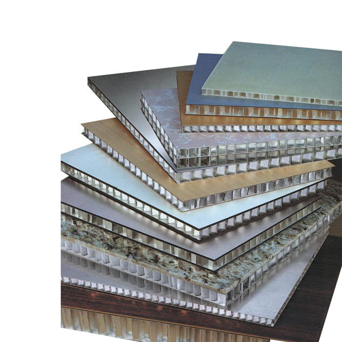 L'âme en nid d'abeilles de la longueur 4000mm a perforé les feuilles en aluminium de plafond de panneaux de plafond